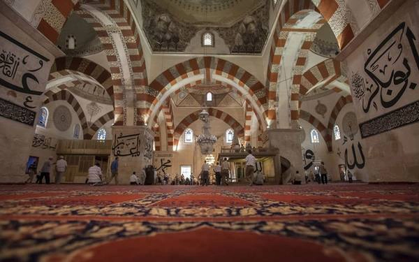 Edirne Edirne là một thành phố nằm ở phía tây bắc, và có thể là điểm khởi đầu hoặc kết thúc của du khách khi tới Thổ Nhĩ Kỳ, tùy vào hành trình. Thành phố có đặc tính độc đáo này là nhờ nằm trên đường giao nhau của ba quốc gia Thổ Nhĩ Kỳ, Hy Lạp và Bulgaria. Một số địa điểm du khách có thể tới tham quan là nhà thờ hồi giáo Selimiye, Arasta, Eski Cami...