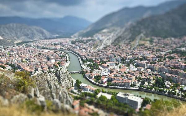 Amasya Amasya là thành phố nằm ở phía bắc và là thủ phủ tỉnh Amasya thuộc vùng Biển Đen. Dù gần biển, nhưng vị trí của nó nằm khá cao so với mực nước biển và có khí hậu thuận lợi để trồng táo.