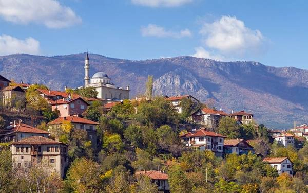 Safranbolu Safranbolu là tên gọi của một thị trấn và một quận của tỉnh Karabük trong khu vực Biển Đen. Tường thành còn bảo tồn được nhiều ngôi nhà cổ, với 1.008 cổ vật lịch sử đã đăng ký, gồm bảo tàng tư, các thánh đường Hồi giáo, mộ cổ, đài phun lịch sử, nhà tắm kiểu Thổ Nhĩ Kỳ, tháp chuông lịch sử...