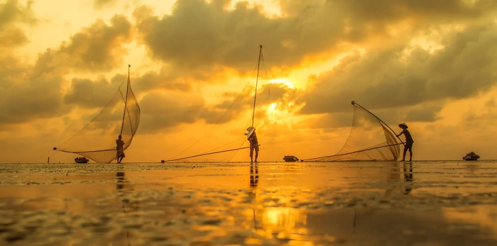 Hãy dành một chuyến đi trên thuyền dọc dòng Mê Kông, thưởng thức ly rượu và ngắm nhìn khung cảnh hai bên bờ.