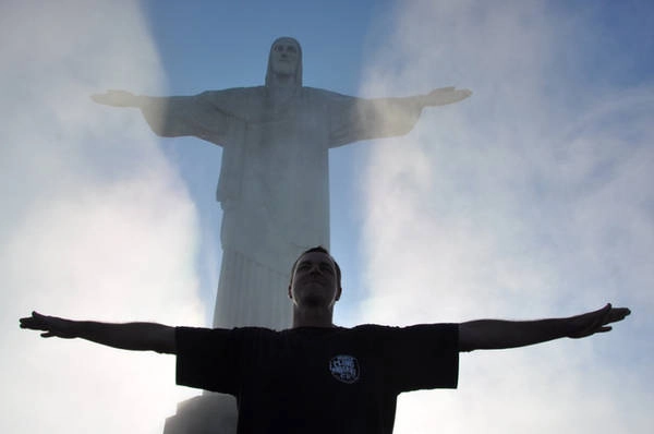 Tượng Chúa Cứu thế cao 30 m trên đỉnh của núi Corcovado ở Brazil cũng là nguồn cảm hứng tạo dáng chụp hình của nhiều du khách. Việc cần làm của bạn đơn giản chỉ cần giang rộng sải tay.