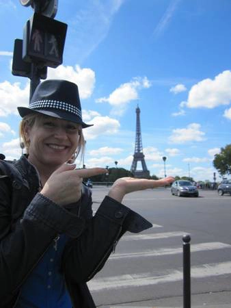 Hay cách khác là 'đặt' tháp Eiffel nằm nhỏ gọn trên bàn tay bạn.