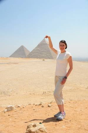Cũng tại Giza, các kim tự tháp lại quen thuộc với cách chụp chạm tay vào đỉnh. Với kiểu tạo dáng này, kỳ quan của Ai Cập bỗng nhỏ bé như một khối hình đồ chơi.