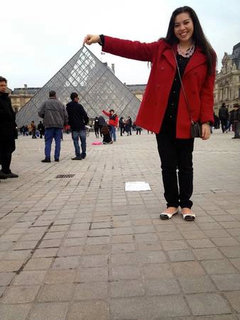 Bạn cũng có thể áp dụng cách tạo dáng này với kim tự tháp kính tại bảo tàng Louvre, Pháp.