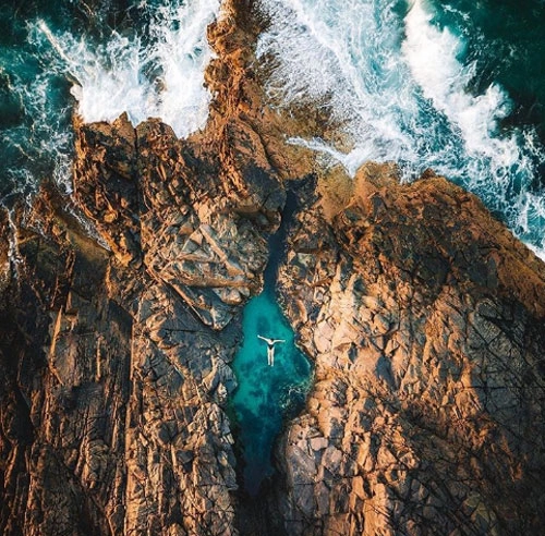 Bể thần tiên, công viên quốc gia Noosa Những hồ bơi đầy tinh thể và san hô này là điểm dừng chân tuyệt vời để tận hưởng không khí mát lạnh tại vườn quốc gia Noosa. Đến đây, du khách có thể đi 15 km đường mòn để chiêm ngưỡng khung cảnh ven biển. Nếu không, hãy thử ngâm mình trong bể bơi thiên nhiên ngay sát bờ biển để xua đi hơi nóng oi ả của mùa hè. Bể thần tiên, công viên quốc gia Noosa Những hồ bơi đầy tinh thể và san hô này là điểm dừng chân tuyệt vời để tận hưởng không khí mát lạnh tại vườn quốc gia Noosa. Đến đây, du khách có thể đi 15 km đường mòn để chiêm ngưỡng khung cảnh ven biển. Nếu không, hãy thử ngâm mình trong bể bơi thiên nhiên ngay sát bờ biển để xua đi hơi nóng oi ả của mùa hè.