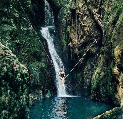 Thác thần tiên, Cairns Ẩn sâu trong cánh rừng nhiệt đới gần hồ nước Crystal Cascade ở thành phố Cairns, khu vực này được biết đến là một trong những địa điểm check-in đẹp nhất nhưng ít người biết tới của vùng nhiệt đới Bắc Queensland. Tuy nhiên, để đến được hồ và thác này, du khách phải vượt qua được những đoạn rừng già rậm rạp cùng hàng loạt tảng đá lớn. Thác thần tiên, Cairns Ẩn sâu trong cánh rừng nhiệt đới gần hồ nước Crystal Cascade ở thành phố Cairns, khu vực này được biết đến là một trong những địa điểm check-in đẹp nhất nhưng ít người biết tới của vùng nhiệt đới Bắc Queensland. Tuy nhiên, để đến được hồ và thác này, du khách phải vượt qua được những đoạn rừng già rậm rạp cùng hàng loạt tảng đá lớn.