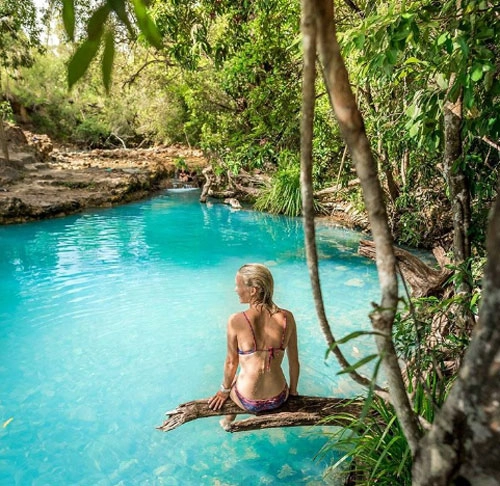 Bể spa Cardwell, công viên quốc gia Girringun Bể bơi này hoàn toàn do tự nhiên tạo nên. Nằm giữa Townsville và Cairns, hồ bơi Cardwell trở thành một điểm đến nổi tiếng để du khách tận hưởng cảm giác sảng khoái cũng như check-in trên mạng xã hội. Điều đặc biệt là hồ bơi này liên tục thay đổi màu sắc tùy vào thời tiết và thời gian trong ngày, khi màu nước xanh sáng sẽ chuyển sang màu xanh sữa. Bể spa Cardwell, công viên quốc gia Girringun Bể bơi này hoàn toàn do tự nhiên tạo nên. Nằm giữa Townsville và Cairns, hồ bơi Cardwell trở thành một điểm đến nổi tiếng để du khách tận hưởng cảm giác sảng khoái cũng như check-in trên mạng xã hội. Điều đặc biệt là hồ bơi này liên tục thay đổi màu sắc tùy vào thời tiết và thời gian trong ngày, khi màu nước xanh sáng sẽ chuyển sang màu xanh sữa.