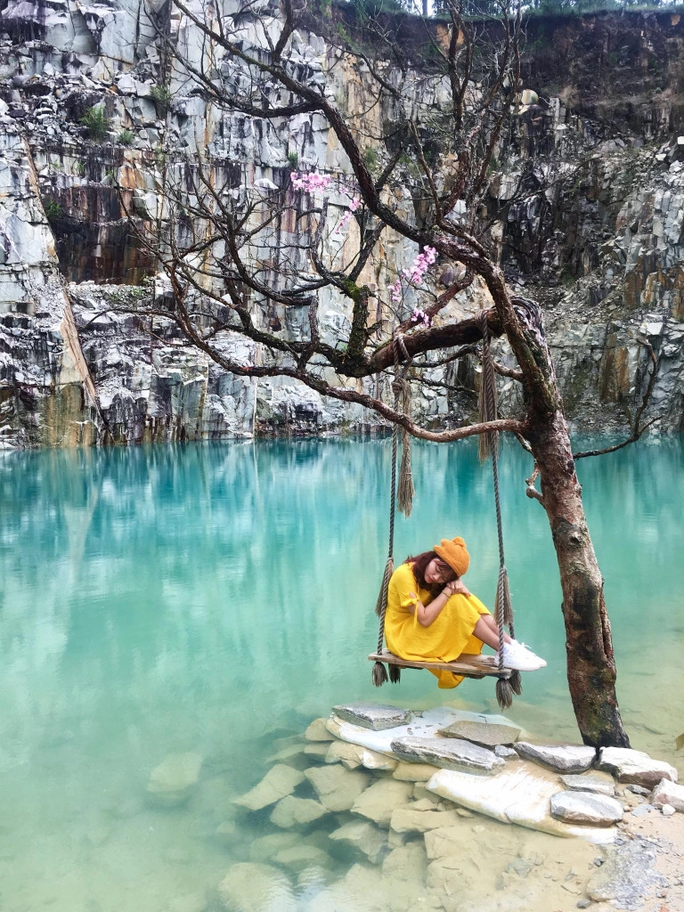 Cây cô đơn Tuyệt tình cốc (Lâm Đồng): Dù đường đi đến Tuyệt tình cốc khó khăn, nơi đây vẫn giữ được sức hút với hội mê phượt nhờ vẻ đẹp độc đáo, làn nước trong xanh cũng những vách đá dốc đứng hệt trong những bộ phim kiếm hiệp. Ngoài chiếc thuyền, sàn gỗ trái tim, bên cạnh hồ nước xanh của Tuyệt tình cốc có một cây cô đơn cùng chiếc xích đu khá đặc biệt, tha hồ cho bạn thả dáng. Tuy nhiên, đầu tháng 12 vừa qua, nơi đây đã chính thức bị cấm check-in với lý do an toàn cho du khách. Ảnh: Momoshop.