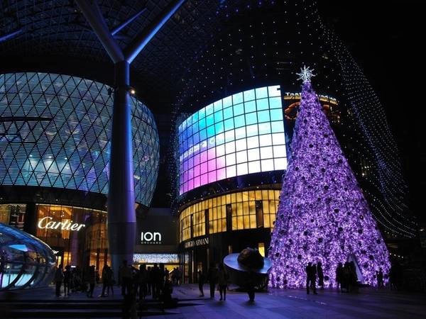 Orchard Road, Singapore Singapore không có tuyết nhưng đảo quốc này vào kỳ Giáng sinh dường như cũng biến thành "vùng đất thần tiên". Tuyến đường trung tâm Orchard Road dịp này rực rỡ hơn bao giờ hết với cây thông khổng lồ treo đầy đèn màu nhấp nháy.