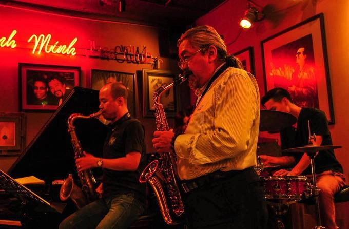 22h: Các quán bar chơi nhạc Jazz  Nhạc Jazz, các ly cocktail và màn đêm dường như là những yếu tố không thể tách rời nhau. Đắm mình trong những bản Jazz ở một nước Đông Nam Á chắc chắn sẽ là trải nghiệm khó quên với du khách nước ngoài khi đến Việt Nam. Hà Nội có khá nhiều bar chơi loại âm nhạc này, tập trung ở khu phố cổ với chủ đề thay đổi theo ngày. Thời gian biểu diễn từ 21h đến 23h30.