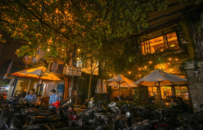 4h: Ngả lưng trong một quán cà phê  Điều này khá lạ lẫm nhưng một vài tiệm cà phê mở cửa 24/24 sẽ cung cấp cho bạn chỗ ngủ trên ghế sofa trong quán. Những quán cà phê này tập trung tại phố Tống Duy Tân, thường được những vị khách lỡ giờ về nhà tìm đến để nghỉ ngơi chờ ngày mới.