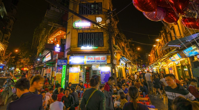 23h: Bia Tạ Hiện  Chuyến thăm thú Hà Nội buổi tối nên bắt đầu từ Tạ Hiện, con phố sầm uất nhất khi màn đêm buông xuống. Phố chỉ dài khoảng 100 m nhưng hàng quán san sát nhau, nổi tiếng với các món ăn vặt, ăn nhậu. Trong ảnh là phố Tạ Hiện lúc 0h.