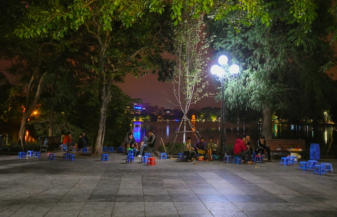 1h30: Trà đá ven hồ Gươm  Những lựa chọn về đồ uống tại khu phố cổ không đa dạng như ban ngày. Ngoài những cửa hàng tiện lợi hay máy bán nước tự động, nhiều người chọn những quán nước vỉa hè ven hồ Gươm để ngồi xuống hàn huyên cùng bạn bè. Việc uống trà đá, trà chanh ở hồ đã trở thành trải nghiệm phải có với những du khách rủ nhau đi “lượn” đêm Hà Nội.