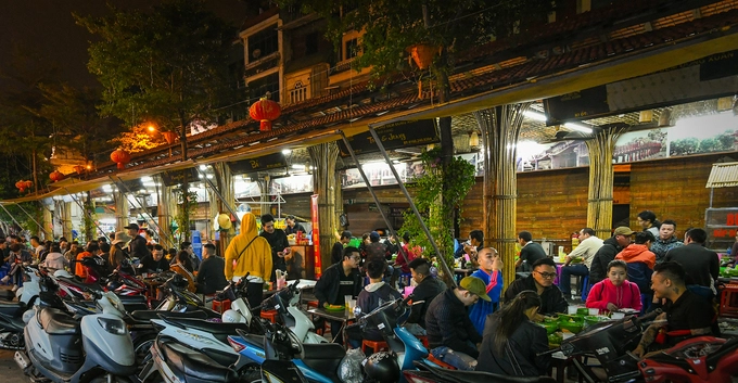 2h30: Ăn đêm chợ Đồng Xuân  Chợ Đồng Xuân về đêm vẫn diễn ra các hoạt động buôn bán, ăn uống phục vụ khách du lịch. Đường ngách nhỏ cạnh chợ, nằm phía phố Hàng Khoai có rất nhiều quán ăn nằm sát nhau. Các món ăn nổi tiếng tại đây gồm lẩu bò, lẩu sườn sụn và cháo sườn quẩy.