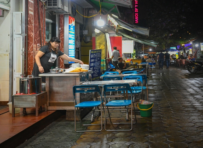 2h30: Ăn đêm ở phố ẩm thực  Phố Tống Duy Tân được quy hoạch trở thành con phố ẩm thực của Hà Nội. Những hàng quán tại đây phục vụ du khách bất kể thời gian nào trong ngày với rất nhiều món ăn đa dạng như mì gà tần, lẩu, bún, bánh cuốn… và các hàng cà phê. Đây cũng là địa điểm thường được du khách nước ngoài ghé thăm vào đêm bởi tình trạng lệch múi giờ khiến những vị khách phương xa khó ngủ.