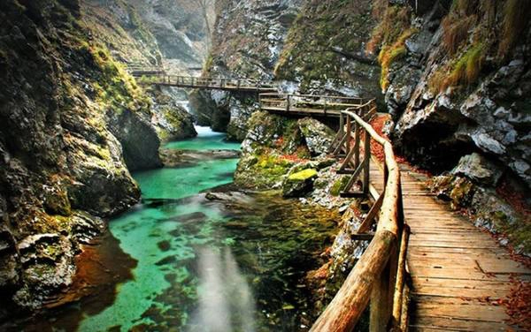 Hẻm núi Bled, Slovenia: Hẻm núi này có con đường được xây dựng bằng gỗ chạy dọc theo sông và kết thúc tại thác nước Šum tuyệt đẹp. Chiều dài của con đường vào khoảng 3km và bạn sẽ mất khoảng 1h để đi hết. Hẻm núi là nơi có nhiều cảnh đẹp thiên nhiên và được rất nhiều du khách yêu thích
