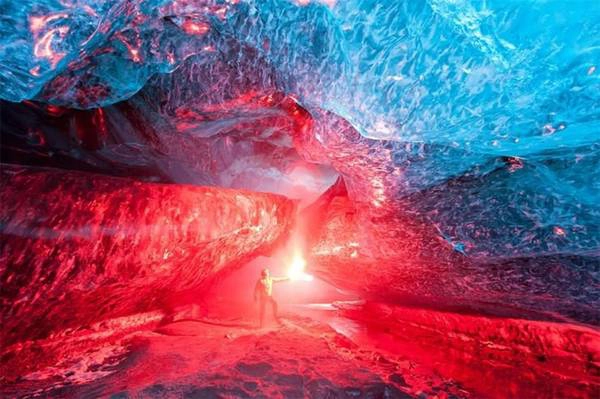 Vatnajökull, Iceland: Đây là một trong những sông băng lớn và dày nhất châu Âu, chiếm đến 8% tổng diện tích của Iceland. Du khách có khá nhiều lựa chọn như leo núi, cắm trại … để khám phá vùng đất này. Những hang băng độc đáo là điểm thu hút khách du lịch số một của sông băng. Vatnajökull, Iceland: Đây là một trong những sông băng lớn và dày nhất châu Âu, chiếm đến 8% tổng diện tích của Iceland. Du khách có khá nhiều lựa chọn như leo núi, cắm trại … để khám phá vùng đất này. Những hang băng độc đáo là điểm thu hút khách du lịch số một của sông băng.