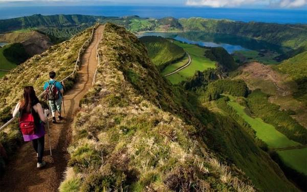 Azores, Bồ Đào Nha: Quần đảo tự trị này nằm cách Bồ Đào Nha khoảng 1.360km tại Đại Tây Dương, được hình thành từ các hoạt động của núi lửa, quần đảo nhiều cảnh quan thiên nhiên tuyệt đẹp với đất đai màu mỡ và thảm thực vật phát triển. 9 đảo với tổng diện thích khoảng 600km2 đều là những địa danh du lịch nổi tiếng và có ngành du lịch phát triển nhờ lợi thế về thiên nhiên vốn có. Du khách có thể tham gia những hoạt động như chơi golf, lặn, leo núi, chèo thuyền … để tận hưởng nơi này.