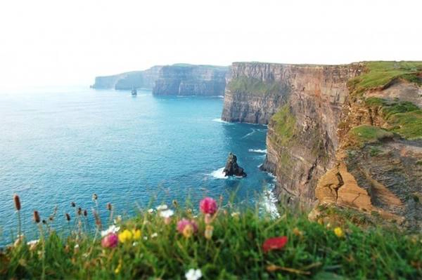 Vách đá Moher, Ireland: Đón hơn 1 triệu khách du lịch mỗi năm, vách đá Moher là địa danh du lịch thiên nhiên nổi tiếng nhất Ireland. Dãy đá Moher cao xấp xỉ 214m so với mực nước biển và trải dài khoảng 8km dọc theo bờ Đại Tây Dương.