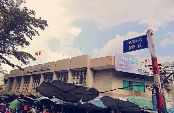Đường Đinh Lễ dài 56 m không phải ngắn nhất nhưng rất độc đáo vì chỉ có một số nhà, đó là chợ Xóm Chiếu, quận 4. Bộ ảnh "những con đường ngắn nhất Sài Gòn" của Khoa chủ yếu đề cập đến những con đường ngắn nhưng mang nhiều ý nghĩa lịch sử. Đường Đinh Lễ dài 56 m không phải ngắn nhất nhưng rất độc đáo vì chỉ có một số nhà, đó là chợ Xóm Chiếu, quận 4. Bộ ảnh "những con đường ngắn nhất Sài Gòn" của Khoa chủ yếu đề cập đến những con đường ngắn nhưng mang nhiều ý nghĩa lịch sử.