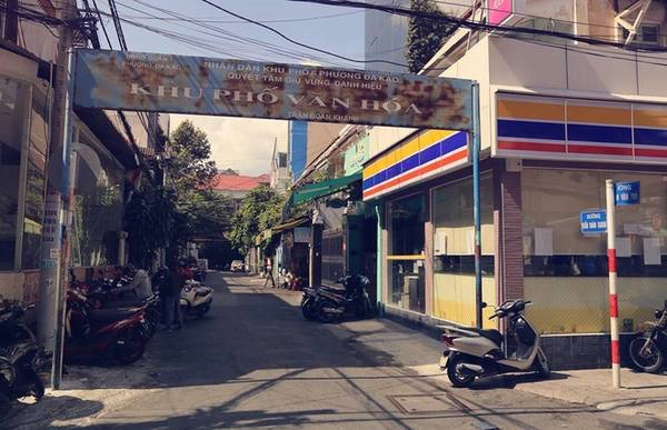 Chia sẻ lý do đi tìm những con đường ngắn nhất Sài Gòn, Khoa cho biết: "Trước đây tôi luôn tự hỏi con đường ngắn nhất Sài Gòn là ở đâu, đặc biệt là sau khi đọc bài viết "Những con phố ngắn nhất Hà Nội" thì sự tò mò ấy lại dâng cao hơn nữa". Trên đây là đường Trần Doãn Khanh, dài 70 m, ẩn mình giữa hai con đường Nguyễn Văn Thủ và Nguyễn Thành Ý. Chia sẻ lý do đi tìm những con đường ngắn nhất Sài Gòn, Khoa cho biết: "Trước đây tôi luôn tự hỏi con đường ngắn nhất Sài Gòn là ở đâu, đặc biệt là sau khi đọc bài viết "Những con phố ngắn nhất Hà Nội" thì sự tò mò ấy lại dâng cao hơn nữa". Trên đây là đường Trần Doãn Khanh, dài 70 m, ẩn mình giữa hai con đường Nguyễn Văn Thủ và Nguyễn Thành Ý.