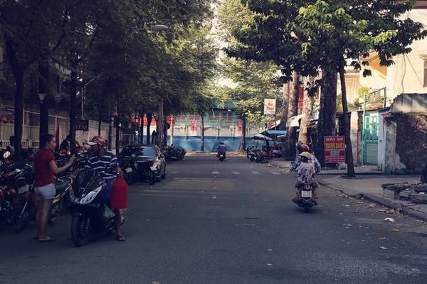 Đường Hưng Long (92 m) là nơi tụ họp quen thuộc của giới yêu thích chim cảnh mỗi dịp cuối tuần. Con đường này nằm giữa đường Nguyễn Chí Thanh và Đào Duy Từ, ngay đối diện với nhà máy bia Sài Gòn. Đường Hưng Long (92 m) là nơi tụ họp quen thuộc của giới yêu thích chim cảnh mỗi dịp cuối tuần. Con đường này nằm giữa đường Nguyễn Chí Thanh và Đào Duy Từ, ngay đối diện với nhà máy bia Sài Gòn.