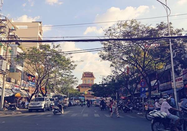 Đường Nguyễn Hữu Thận dài 95 m nằm đối diện chợ Bình Tây. Đường Nguyễn Hữu Thận dài 95 m nằm đối diện chợ Bình Tây.