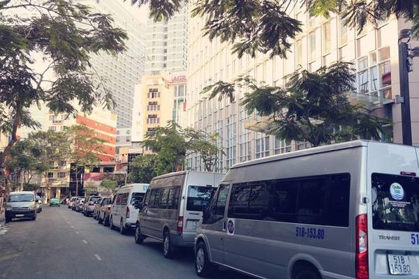 Đường Phan Văn Đạt dài 103 m nằm ngay góc công trường Mê Linh, và chân tòa tháp. Đường Phan Văn Đạt dài 103 m nằm ngay góc công trường Mê Linh, và chân tòa tháp.
