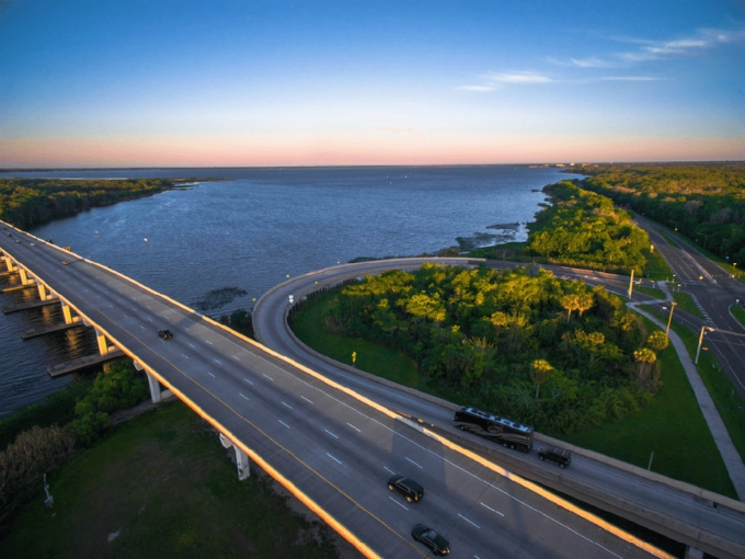 Đường liên bang 4, Florida  Theo ước tính, sau 6 năm qua, trên con đường dài 213 km này, cứ khoảng 1,6 km thì có 1,41 người chết. Cung đường này cũng nằm trong top 10 đường liên bang nguy hiểm nhất trong 6 năm qua ở Mỹ. Ảnh: Javier Cruz Acosta. 10 con đường nguy hiểm nhất nước Mỹ