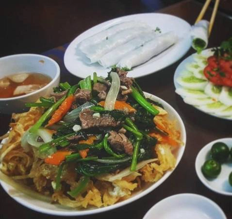 Phở cuốn Ngũ Xã: Nằm ven hồ Trúc Bạch, phố Ngũ Xã là nơi sở hữu các món ăn biến tấu từ phở. Phở cuốn là món ăn đơn giản nhưng có sức hút lớn. Bánh phở trắng mịn, cuốn chặt tay với nhân bên trong là rau và thịt bò xào nhạt, ăn cùng nước chấm chua ngọt, rất hợp để ăn vào mùa hè. Phở chiên phồng, phở chiên trứng, phở chua, phở trộn sốt me cũng là lựa chọn lý thú những khi muốn đổi vị. Mỗi món có giá trung bình 50.000 đồng. Trong rất nhiều hàng ở con phố này thì quán Hưng Bền ở số 31 là nổi tiếng nhất, có cả chỗ ngồi trong nhà và ngoài vỉa hè. Ảnh: Instagram vietnomnom