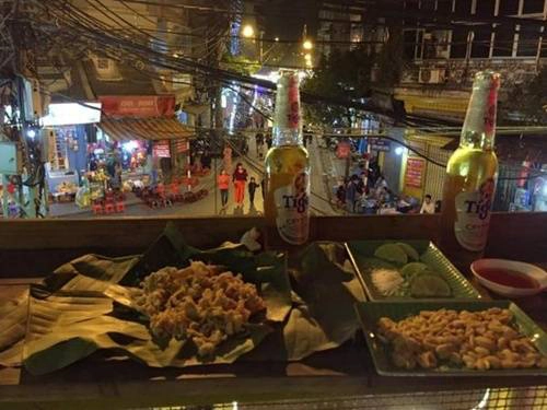 Bia cỏ Tạ Hiện: Đến Hà Nội mà chưa một lần ngồi uống bia cỏ ở vỉa hè Tạ Hiện thì có lẽ bạn phải quay lại thêm lần nữa để tận hưởng không khí sôi nổi ở đây. Hãy sắp xếp một buổi tối rảnh rang để nhấm nháp một cốc bia tươi cùng nem chua rán, sụn gà rang, chim nướng… giữa hàng trăm người trẻ cả Tây lẫn ta. Bạn có thể chọn ngồi ở gác hai một quán bia để ngắm đường phố. Ảnh: Instagram muvang162