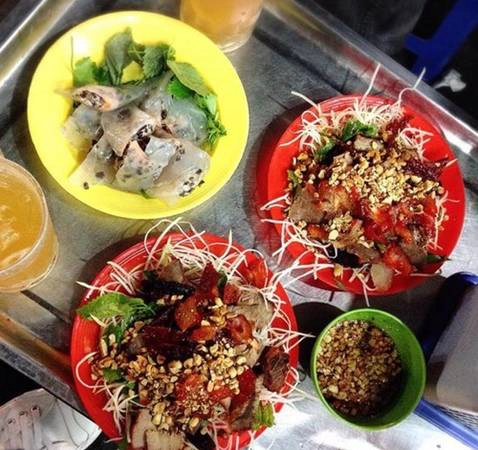 Nộm bò khô Hồ Hoàn Kiếm: Con phố dài chỉ 52m này nhìn thẳng ra hồ Gươm, là con phố ngắn nhất Hà Nội và rất nổi tiếng với món nộm bò khô. Một đĩa nộm không chỉ có bò khô cắt thành miếng mà còn có gân bò, bò luộc thái lát, gan sấy, mề quay cùng các loại rau và củ thái sợi. Quán đông khách nhất là Long Vi Dung. Nộm bò khô ở đây có giá 35.000 đồng/suất, ngoài ra còn có nộm chim, nem cuốn, bánh bột lọc. Ảnh: Instagram 2204.lh
