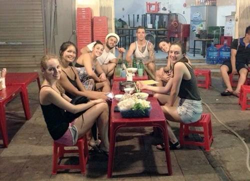 Lẩu Phùng Hưng: Những ai tới Hà Nội lần đầu thường được nhiều người giới thiệu về phố lẩu trên đường Phùng Hưng. Giá 200.000 – 300.000 đồng cho một nồi lẩu, các quán ở đây rất được lòng thực khách nhờ đáp ứng tiêu chí ngon và rẻ. Bạn có thể chọn lẩu Thái chua cay hoặc lẩu thập cẩm cho một buổi tối rảnh rỗi cùng bạn bè tại quán Hải Long số 11 Phùng Hưng. Chủ quán ở đây còn gợi ý cho các nhóm khách nên gọi thế nào để tránh lãng phí, không “chặt chém” như nhiều hàng quán nổi tiếng ở Hà Nội. Ảnh: btrip