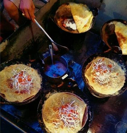 Bánh xèo, nem lụi Đội Cấn: Các món ăn có nguồn gốc từ cố đô này lại rất đắt khách ở phố Đội Cấn. Các quán ở đây có mức giá trung bình cho bánh xèo là 10.000 đồng/cái, nem lụi 5.000 đồng/cái. Tầm chiều tối, những hàng bánh xèo, nem lụi luôn đông khách. Các món ăn này được cuốn chung với bánh tráng, rau sống nên không quá ngấy, được nhiều người chọn để ăn bữa tối. Ảnh: Phiêu Linh