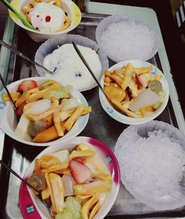 Hoa quả dầm Tô Tịch: Nếu đã ngấy các món nhiều đạm, bạn hãy tìm đến dãy phố Tô Tịch gần sát bờ hồ để ăn một bát hoa quả dầm ngọt mát. Những loại quả tươi theo mùa được thái nhỏ hoặc xé miếng, trộn chung với thạch dừa, trân châu nhân củ mã thầy, sữa đặc, có thể cho thêm kem tươi. Nổi tiếng nhất là quán Hoa Béo có thâm niên gần 20 năm. Một bát hoa quả dầm ở đây có giá 20.000 đồng. Ảnh: Instagram hoamii