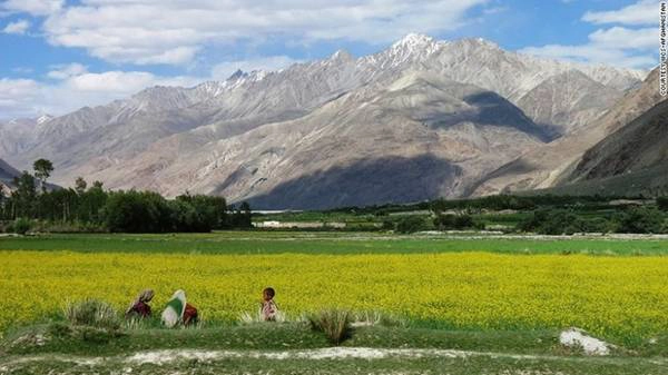 <strong>Vườn Quốc gia Wakhan (Afghanistan): </strong>Chính phủ Afghanistan đã thiết lập Công viên Quốc gia Wakhan không chỉ nhằm mục đích bảo vệ cảnh quan thiên nhiên và bảo tồn loài báo tuyết, mà còn để giữ lại những phong tục truyền thống của cộng đồng thiểu số Wakhi và Kyrgyz ở biên giới. <strong>Vườn Quốc gia Wakhan (Afghanistan): </strong>Chính phủ Afghanistan đã thiết lập Công viên Quốc gia Wakhan không chỉ nhằm mục đích bảo vệ cảnh quan thiên nhiên và bảo tồn loài báo tuyết, mà còn để giữ lại những phong tục truyền thống của cộng đồng thiểu số Wakhi và Kyrgyz ở biên giới.