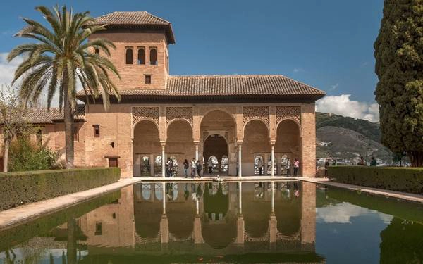 Quần thể Alhambra y Generalife, Grenada, Tây Ban Nha Được sửa lại và mở rộng qua nhiều thế kỷ, cung điện này nằm trên đỉnh đồi cùng tổ hợp pháo đài kết hợp vườn tược, nhà thờ, các điện nhỏ... Alhambra y Generalife còn có lối kiến trúc mang dáng dấp Hồi giáo, đặc trưng của kiến trúc thời trung cổ của Tây Ban Nha. Những mái vòm tròn, chi tiết trang trí lượn, trong khuôn viên sân vườn có nhiều bể bơi và đài phun nước phong phú. Nơi đây đón hơn 2 triệu lượt khách mỗi năm.