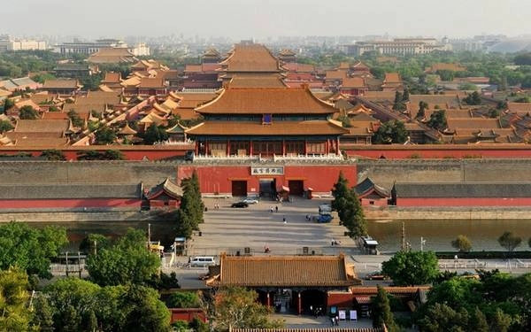 Tử Cấm Thành, Bắc Kinh, Trung Quốc  Mỗi ngày có tới hàng chục nghìn khách đổ về tham quan Tử Cấm Thành ở thủ đô Bắc Kinh. Những tòa nhà gạch đỏ của Cố Cung có kết cấu mái như mái chùa đặc trưng cho kiến trúc truyền thống của Trung Quốc. Đây còn là nơi đặt Bảo tàng Cung điện trưng bày nhiều hiện vật nghệ thuật, đồ nội thất và tác phẩm thư pháp cổ.