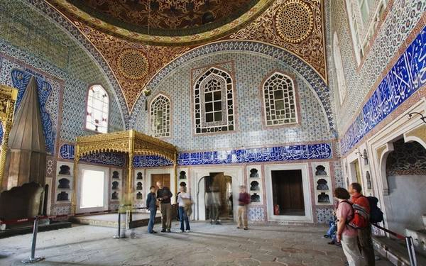 Topkapi, Istanbul, Thổ Nhĩ Kỳ Với vị trí thuận lợi có thể ngắm nhìn eo biển Bosporus và biển Marmara, cung điện Topkapi là nơi ở của hoàng gia Thổ Nhĩ Kỳ trong 400 năm cho tới khi đế chế Ottoman sụp đổ vào những năm 1920. Đến Topkapi tham quan, du khách hãy tìm tới bể tắm lớn trong phòng Privy Chamber of Murat III. Bể tắm trong nhà trang trí bằng màu xanh, trắng, gạch Iznik từ thế kỷ 16 và lò sưởi. Phần bếp của cung điện được mở cửa lại vào tháng 9/2014 cho khách tham quan, nơi đây trưng bày đồ gốm sứ và khu nấu ăn rộng lớn. Ngoài ra, cung điện còn có nhiều vườn, sân, vọng lâu... Lượt khách đến đây năm 2013 là 3.335.000, theo Go Turkey.