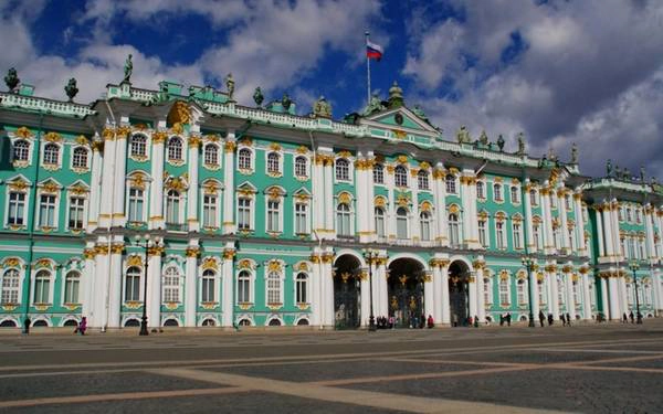 Cung điện Trắng, St. Peterburg, Nga Catherine Đại Đế và Nicholas I là những nhân vật hoàng gia Nga đã dựng nên cung điện có màu xanh, trắng chủ đạo nằm bên bờ sông Neva này. Cung điện được xây từ năm 1762 đến 1917. Ngày nay, công trình chuyển thành một bảo tàng sở hữu những bộ sưu tập nghệ thuật đẹp nhất châu Âu như tác phẩm của Titian, Raphael, Leonardo da Vinci... Dù từng bị cháy vào năm 1837, phần còn lại của cung điện vẫn đẹp một cách đáng ngưỡng mộ. Theo Văn phòng Thông tấn bảo tàng Hermitage, năm 2013 cung điện đón 3.120.170 lượt khách.