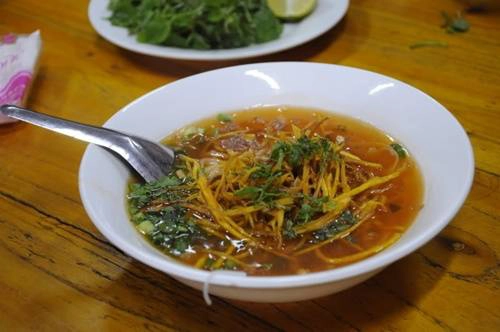 Cuốn sủi: Đây là món ăn độc đáo của Lào Cai, còn được biết với tên gọi là phở khan. Cuốn sủi bao gồm bánh phở, củ dong rang giòn, thịt bò, rau thơm, lạc rang, hạt tiêu, ớt và nước sốt đặc biệt chế biến từ nhiều loại gia vị. Trộn đều các thành phần và ăn kèm với rau sống, bữa sáng quen thuộc ở vùng cao có hương vị thật khó quên. Thời tiết đặc biệt ở Sa Pa khiến món cay nóng này phù hợp để ăn vào cả bốn mùa. Ảnh: phuot