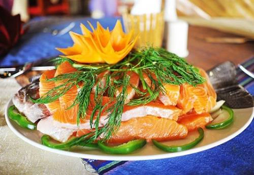 Lẩu cá hồi: Khí hậu ôn đới và cận nhiệt đới ở Sa Pa đã khiến người dân nơi đây nuôi thành công cá hồi, tạo nguồn thực phẩm có giá trị dinh dưỡng cao mà không phải nhập khẩu từ các nước khác. Từng thớ cá săn chắc, ngọt thịt, màu hồng cam đẹp mắt kết hợp với măng chua, lá giang, bông bí, hoa chuối… trong món lẩu thơm ngon khiến du khách thích thú khi đến thăm vùng đất này. Ngoài lẩu, cá hồi còn có thể chế biến thành món nướng, món gỏi, nấu cà ri. Ảnh: dulichsapa
