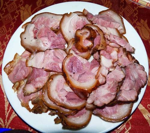 Thịt lợn cắp nách: Lợn được nuôi thả rong nên sức đề kháng tốt, ăn cây củ dại hàng ngày nên thịt ngọt tự nhiên, không lẫn với các loại thịt khác. Một con lợn bản chỉ nặng chừng 10 kg, được chế biến thành món hấp, nướng, xào, quay. Muối chấm để ăn các món này được giã cùng ớt xanh, lá nhội, hạt dổi, mắc khén. Ảnh: foodclick