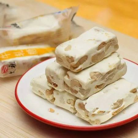 Kẹo Nougat. Loại kẹo này không chỉ thơm ngon mà còn bổ dưỡng cho sức khoẻ. Với thời gian bảo quản vào khoảng 30 - 40 ngày, du khách có thể mua về làm quà rất tiện lợi. Kẹo Nougat. Loại kẹo này không chỉ thơm ngon mà còn bổ dưỡng cho sức khoẻ. Với thời gian bảo quản vào khoảng 30 - 40 ngày, du khách có thể mua về làm quà rất tiện lợi.