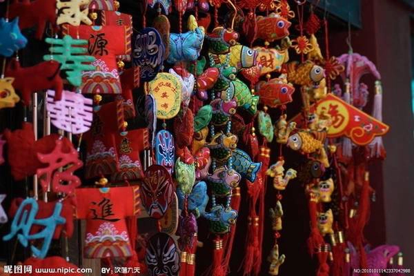 Đồ lưu niệm nhỏ: Tại một số nơi như phố cổ Đạm Thủy, Hồng lầu Tây Môn, Cửu Phần... đều bán những đồ lưu niệm nhỏ mang biểu trưng của Đài Loan. Du khách cũng có thể mua những đồ này ở các điểm du lịch nhưng giá cả sẽ đắt hơn. Ảnh: Nipic. Đồ lưu niệm nhỏ: Tại một số nơi như phố cổ Đạm Thủy, Hồng lầu Tây Môn, Cửu Phần... đều bán những đồ lưu niệm nhỏ mang biểu trưng của Đài Loan. Du khách cũng có thể mua những đồ này ở các điểm du lịch nhưng giá cả sẽ đắt hơn. Ảnh: Nipic.