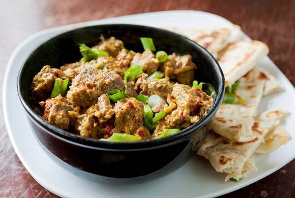 Bò rendang: Món cà ri đặc này rất cay, do sử dụng các gia vị như gừng, nghệ, chanh kaffir và ớt. Sự tổng hòa của chua, ngọt và ngậy khiến món ăn này có vị ngon hấp dẫn. Ngoài thịt bò, du khách có thể thưởng thức phiên bản gà, rau củ hay hải sản. Ảnh: Partial-ingredients. Bò rendang: Món cà ri đặc này rất cay, do sử dụng các gia vị như gừng, nghệ, chanh kaffir và ớt. Sự tổng hòa của chua, ngọt và ngậy khiến món ăn này có vị ngon hấp dẫn. Ngoài thịt bò, du khách có thể thưởng thức phiên bản gà, rau củ hay hải sản. Ảnh: Partial-ingredients.