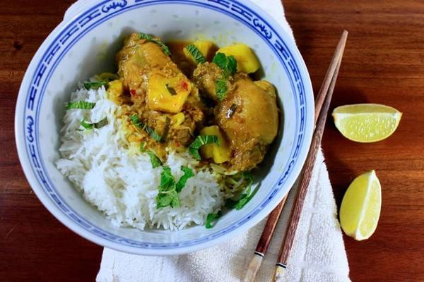Cà ri gà: Thịt gà được chặt miếng, nấu cùng rempah - một loại sốt gồm nhiều gia vị phức tạp, và nước cốt dừa. Miếng thịt mềm, đậm đà, cay cay và thơm ngậy rất hợp ăn cùng cơm trắng. Ảnh: Nutmegsseven. Cà ri gà: Thịt gà được chặt miếng, nấu cùng rempah - một loại sốt gồm nhiều gia vị phức tạp, và nước cốt dừa. Miếng thịt mềm, đậm đà, cay cay và thơm ngậy rất hợp ăn cùng cơm trắng. Ảnh: Nutmegsseven.