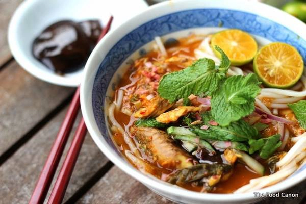 Asam laksa: Món mì được yêu thích ở Malaysia này có nước dùng từ cốt me, thêm cá, dưa chuột, dứa và một chút rau thơm. Bạn có thể thưởng thức món này ở bất cứ đâu trên Malaysia. Ảnh: The Food Canon. Asam laksa: Món mì được yêu thích ở Malaysia này có nước dùng từ cốt me, thêm cá, dưa chuột, dứa và một chút rau thơm. Bạn có thể thưởng thức món này ở bất cứ đâu trên Malaysia. Ảnh: The Food Canon.