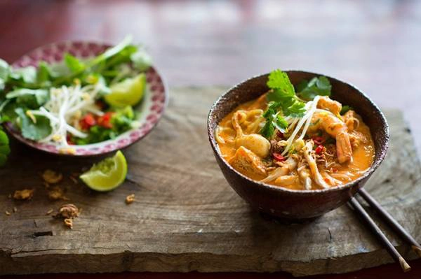 Cà ri Laksa: Sốt rempah (gồm nghệ, dừng, sả, ớt, bột tôm...) cùng cốt dừa đem lại cho nước dùng vị thơm ngậy hấp dẫn. Cà ri Laksa thường được ăn cùng mì, cho thêm tôm, đậu phụ rán, dưa chuột, cá viên và trứng. Ảnh: Sbs. Cà ri Laksa: Sốt rempah (gồm nghệ, dừng, sả, ớt, bột tôm...) cùng cốt dừa đem lại cho nước dùng vị thơm ngậy hấp dẫn. Cà ri Laksa thường được ăn cùng mì, cho thêm tôm, đậu phụ rán, dưa chuột, cá viên và trứng. Ảnh: Sbs.