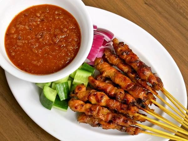 Thịt xiên nướng: Các loại thịt và hải sản được tẩm ướp gia vị và nướng trên than hoa, tỏa mùi thơm quyến rũ hấp dẫn du khách. Bạn có thể thấy các quầy bán đồ nướng ở mọi góc phố, với hàng chồng thịt xiên đủ loại sẵn sàng phục vụ du khách. Ảnh: Cool-food-photo. Thịt xiên nướng: Các loại thịt và hải sản được tẩm ướp gia vị và nướng trên than hoa, tỏa mùi thơm quyến rũ hấp dẫn du khách. Bạn có thể thấy các quầy bán đồ nướng ở mọi góc phố, với hàng chồng thịt xiên đủ loại sẵn sàng phục vụ du khách. Ảnh: Cool-food-photo.